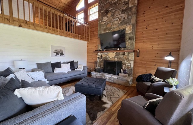 Highlands Spacious MTN Cabin for 16 w/Hot Tub+gameroom+gym+wifi & 4m from DT