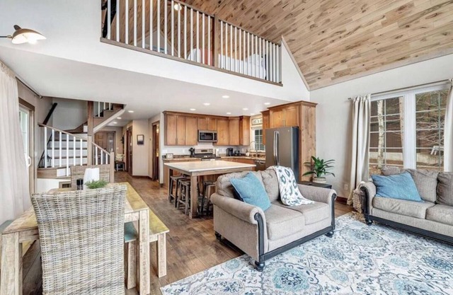 Lee/Leigh Lake House 4 Bedroom w/Private Beach