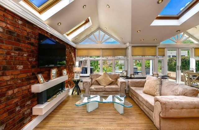 Highmead House, Killay (Family & Dog Friendly with Hot Tub)