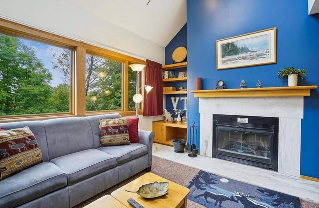 Highridge E10 Cozy One Bedroom Loft with Fireplace and Pool Access