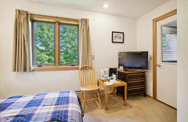 Highridge J5A Comfortable Hotel Room Stay with Access to Pool, Hot Tub & Gym!