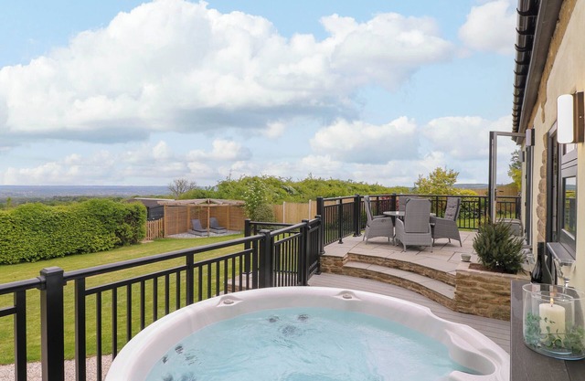 HIGHVIEW STABLES, pet friendly, with hot tub in Chesterfield