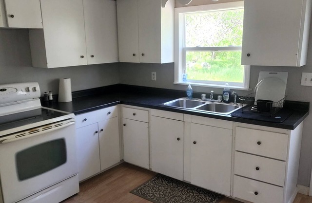 Highway 20 Lodge--Quiet, Cozy, renovated two bedroom house that sleeps 6-7