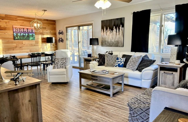 Hike & Bike Blak- 2 BR-2 Bath House