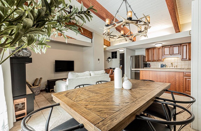 Hike/Bike In/Out w/Private Grill+Heated Pool-Hot Tub-Gym Access-Wood Fireplace-Elevator-Deck-Top Flr