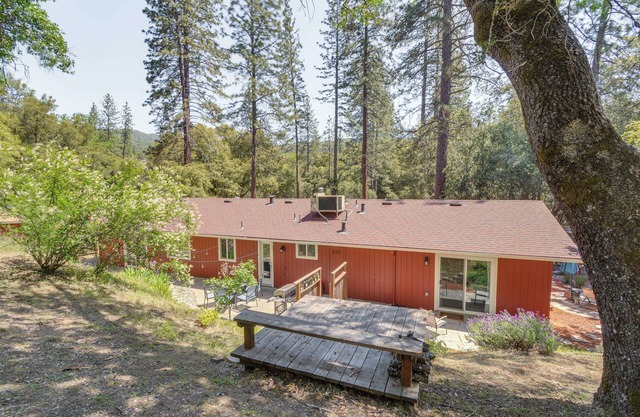 Hike, Boat & More: Cabin w/Hot Tub in Ahwahnee!