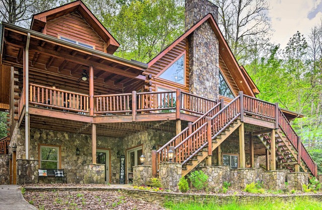Hike, Fish & Golf: Burnsville Retreat w/ Deck!