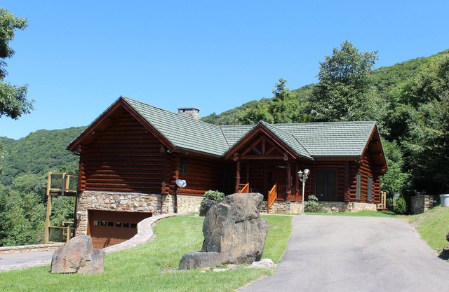 IMAGE PARFAITE! Luxurious Log Home w / Vues Mtn, WIFI, F / P à gaz et table de billard!