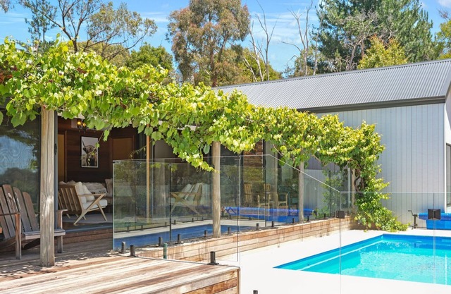 Hil & Jack's - Cozy Cabin with Modern Twist | Seasonal Pool | Delatite River Frontage