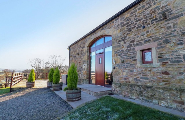 HILL BROOK BARN, family friendly, with open fire in Chatburn