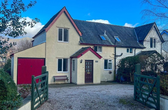 Hill Cottage, Braithwaite with views to Skiddaw and walks from the door