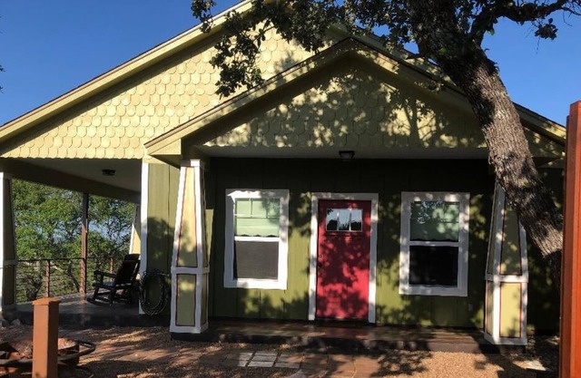 Hill Country Bungalow with private back patio. 8 miles to the Guadalupe River.