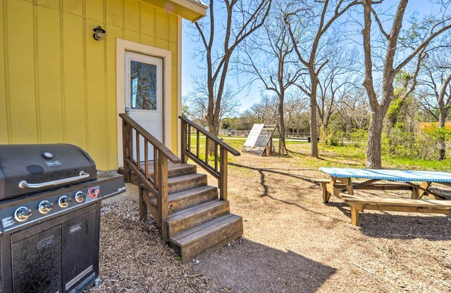 NEW! ‘Hill Country Bunk Retreat’ w/ Farm Animals!