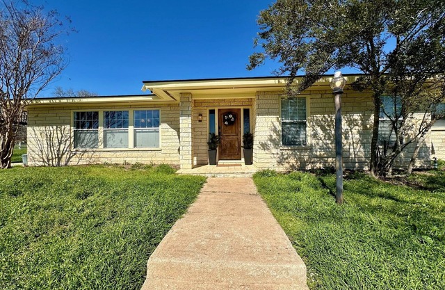 Hill Country Home; King & Queen Suites; Game Room, Office & Fire Pit - Kerrville