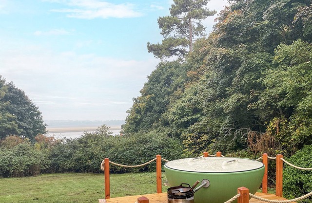 HILL HOUSE, RAMSHOLT, pet friendly, with hot tub in Ramsholt