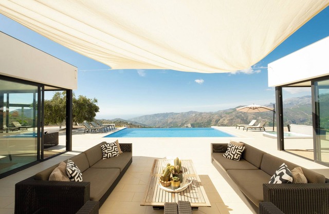 Hill house Spain -villa casa blanca avec vue sur la montagne et la mer, piscine et jacuzzi