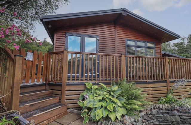 HILL TOP LODGE, family friendly, with pool in White Cross Bay