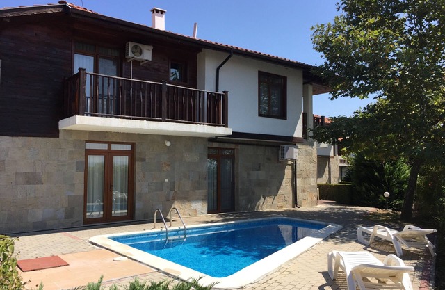 Hill Top Villa près de Sunny Beach avec 4 chambres, piscine privée et WIFI