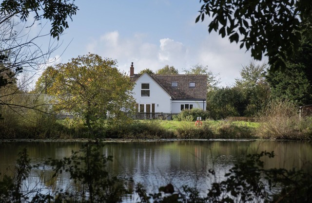Hillcrest - A modern lakeside retreat just 2.5 miles from Oxford city centre.