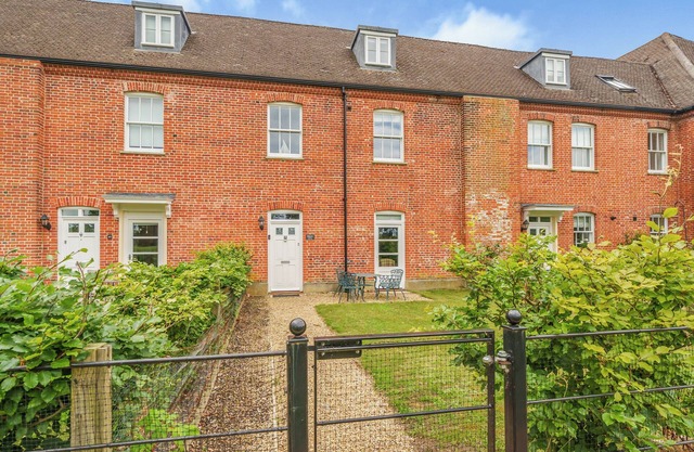 HILLCREST, BLYTHBURGH, family friendly, with pool in Southwold