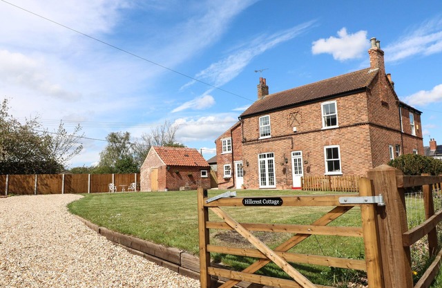 HILLCREST, pet friendly, character holiday cottage in Rampton