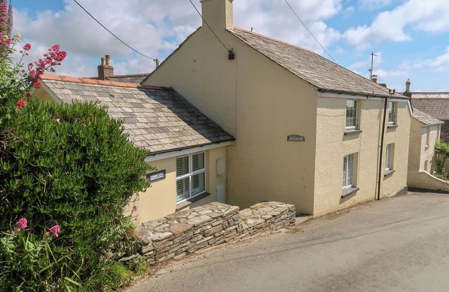 HILLDENE, pet friendly, character holiday cottage in Treknow