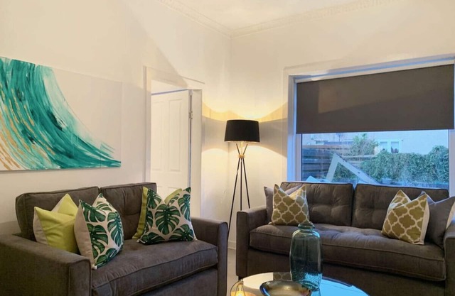 Hillington Central - stylish 3 bedroom apartment
