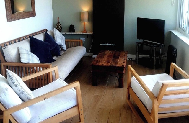 Hillside 2 bedroom holiday bungalow, sleeps 6, south facing, 5 min walk to beach