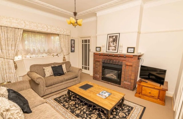 Hillside Cottage Bathurst │ Comfy, Spacious, Walk to CBD & Stannies