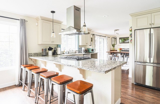 Hillside Cottage w/ Chef's Kitchen miles from Seattle