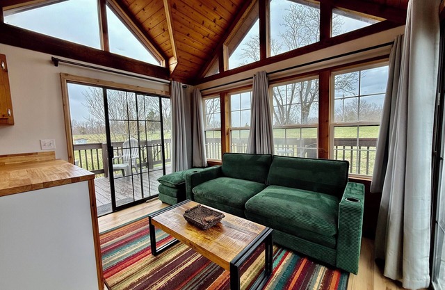 Cabin with Hot Tub at The Hills -Center of Wine Trail and Near Shawnee Forest!