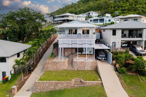 Hillside Haven - Tranquil Mount Louisa Escape