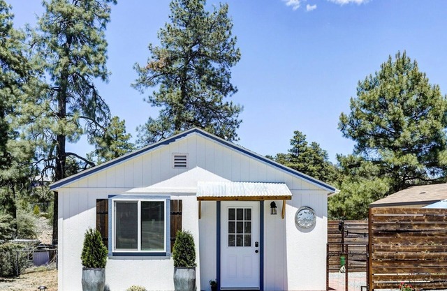 Hillside Hideaway Centrally Located Cottage, Close to Trails, Lakes & Town