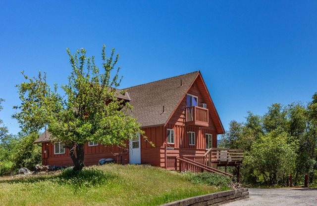 Hillside home w/large private outdoor pool, gas grill, wood fireplace, & W/D