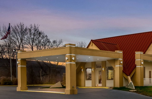 Econo Lodge Inn And Suites