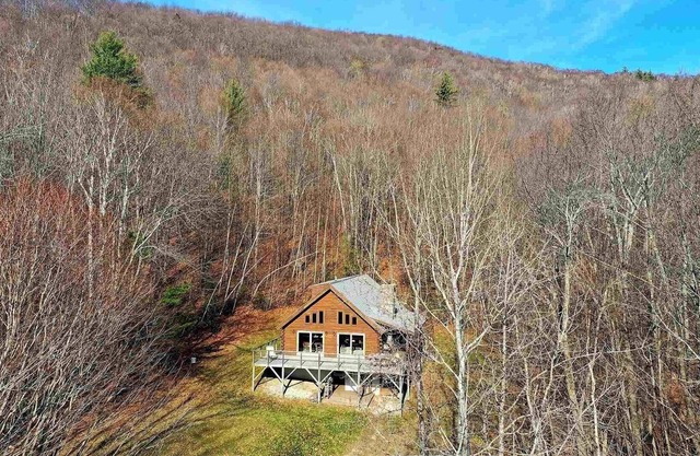 Hillside log home in Pittsfield 7 miles from Killington base and Pico ski areas