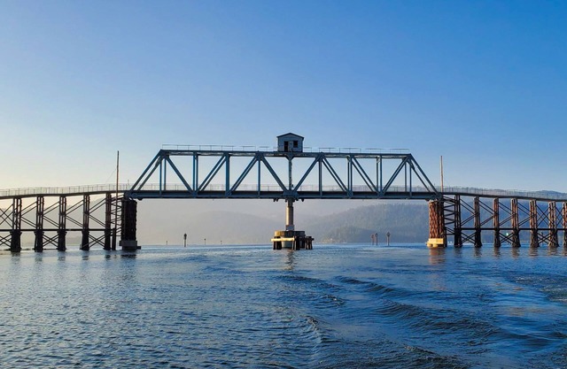 New hillside guesthouse with gorgeous lake & mountain view - walk downtown
