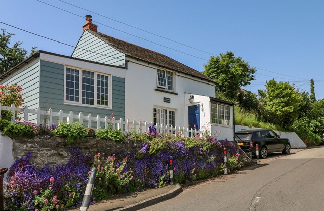 HILLSIDE, pet friendly, character holiday cottage in Crafthole