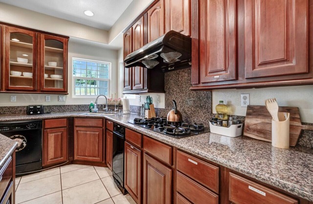 Hillside Pool Haven: 6 bedrooms, with fitness area, and wide backyard