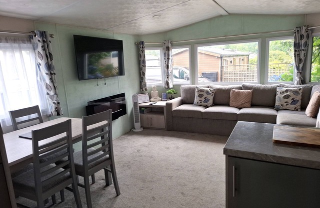 Hillside retreat - 2 bedrooms sleeps 5