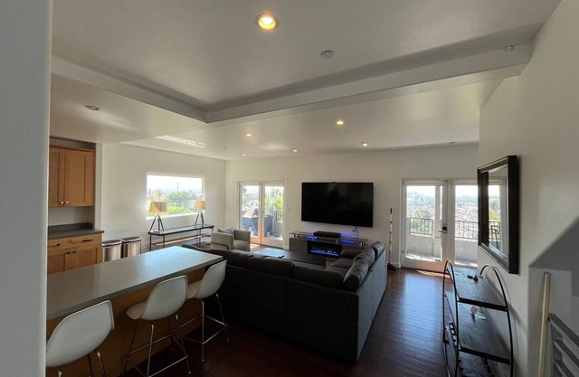 HIllside Stunning View's 3BR Home