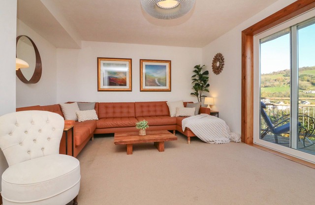 HILLSVIEW, pet friendly, character holiday cottage in Combe Martin
