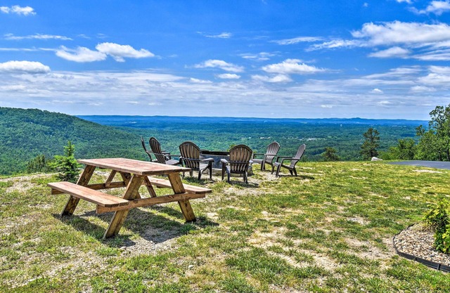 Hilltop Home: 6 Miles to Hot Springs National Park