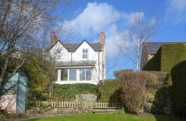 HILLTOP COTTAGE, pet friendly, with open fire in Wark-On-Tweed
