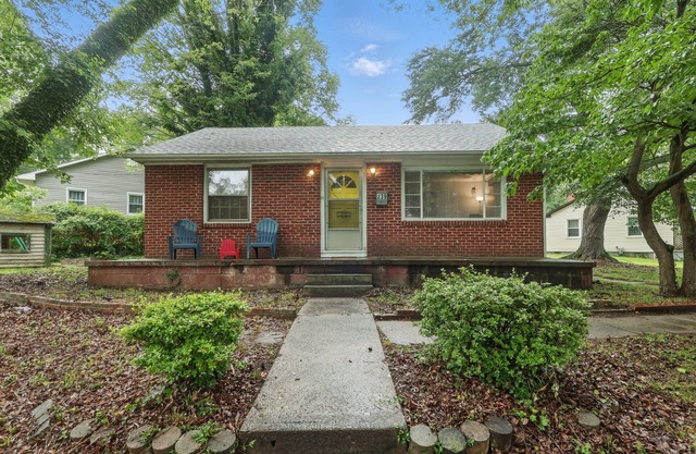 Hilltop Haven - 2 bed, 1 bath, separate office