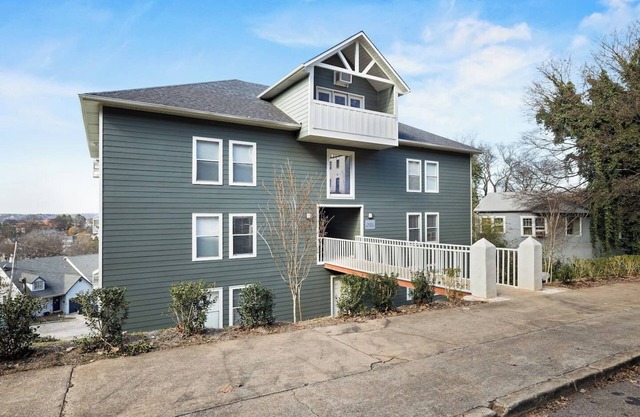 Hilltop Haven - Big Groups/King Beds/Free Parking
