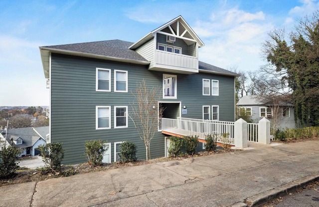 Hilltop Haven - King Beds/Free Parking/Big Groups