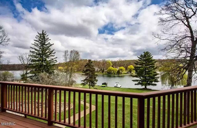 Hilltop Haven: Large/Private Home, Baldwin Lake (Union, MI) w/ INCLUDED Pontoon