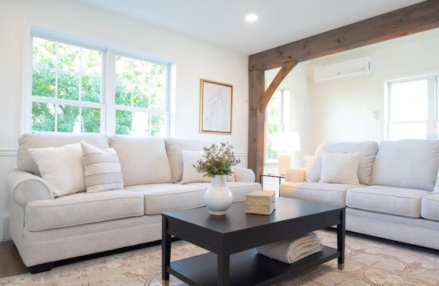 Hilltop Haven : Serene Retreat