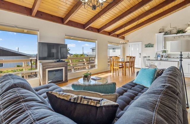 Hilltop Haven with panoramic views of Morro Bay Rock & Pacific Ocean with deck